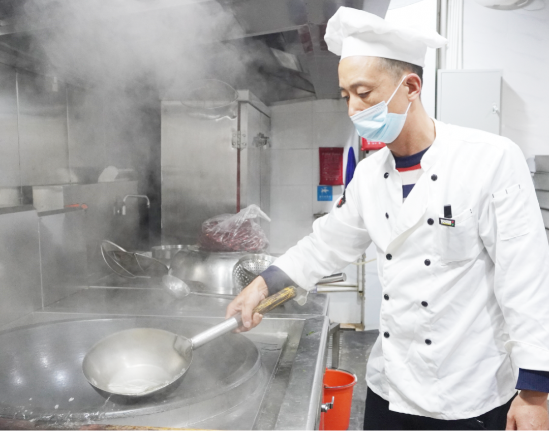 【迪康药业30周年人物专访】同心30载 同行迪康人——（三十三）杨义：让大家吃饱吃好 全身心投入到工作中